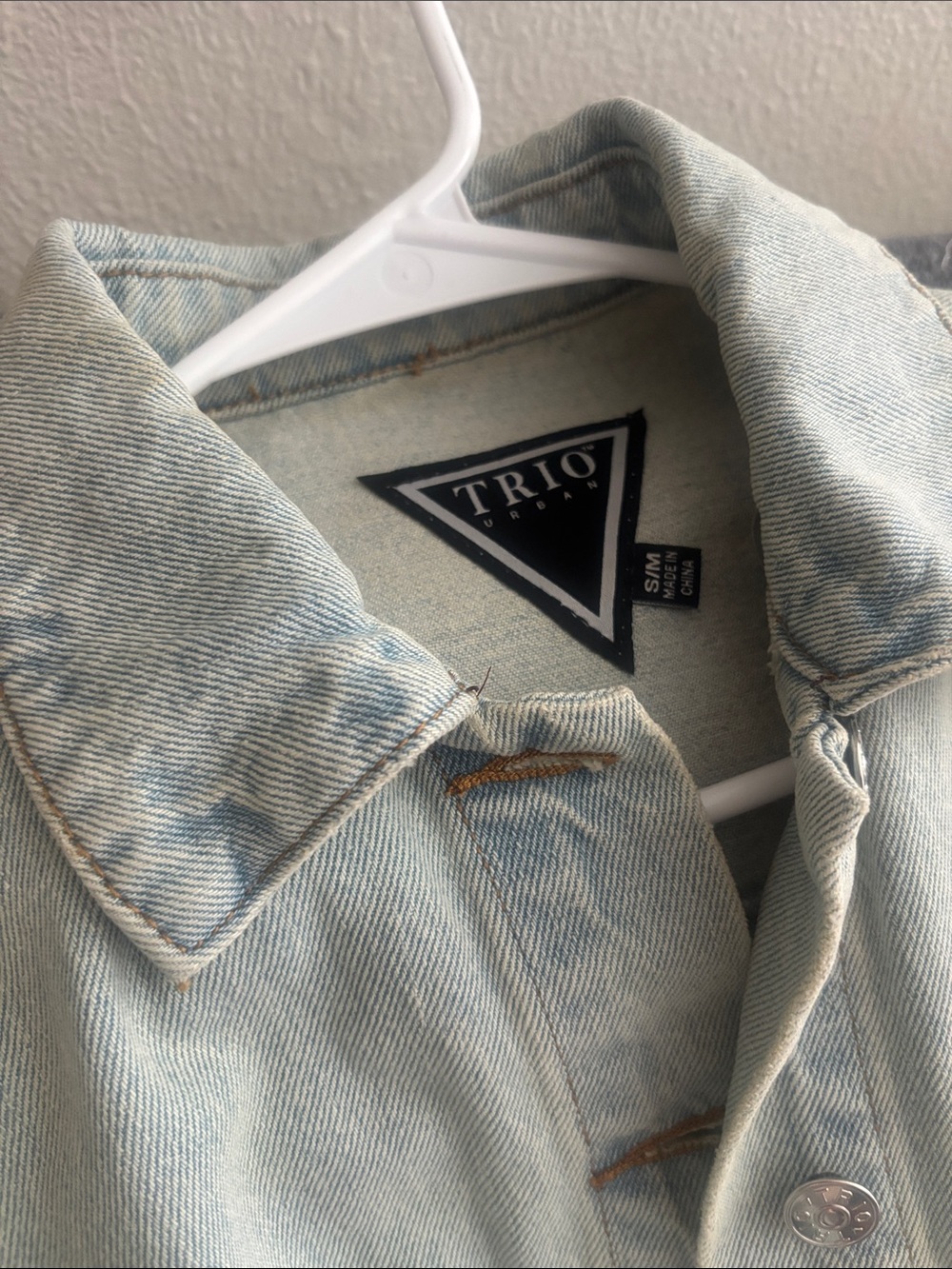 Light Wash Distressed short Denim Jacket with Marilyn Monroe Graphic on Back-new - Picture 5 of 5